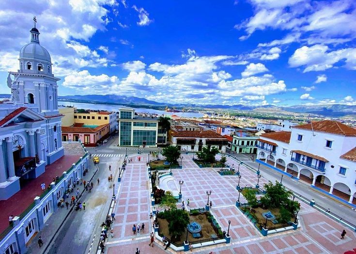 Un auto clásico en una colorida calle de La Habana, Cuba